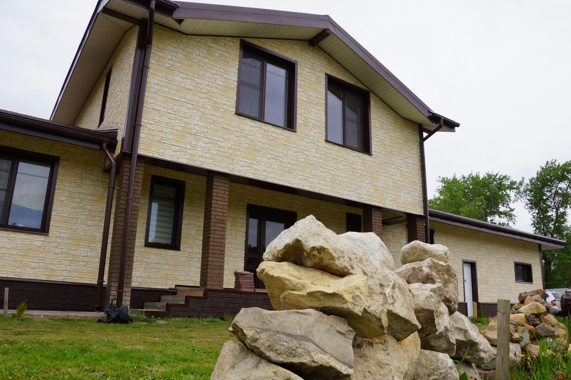 фасадная крыму. фасадная панель grand line (гранд лайн) я фасад крымский сланец, жемчужный. фасадная крыму. севастополь, улица вакуленчука, 27а. полипропиленовые панели для фасада дома.