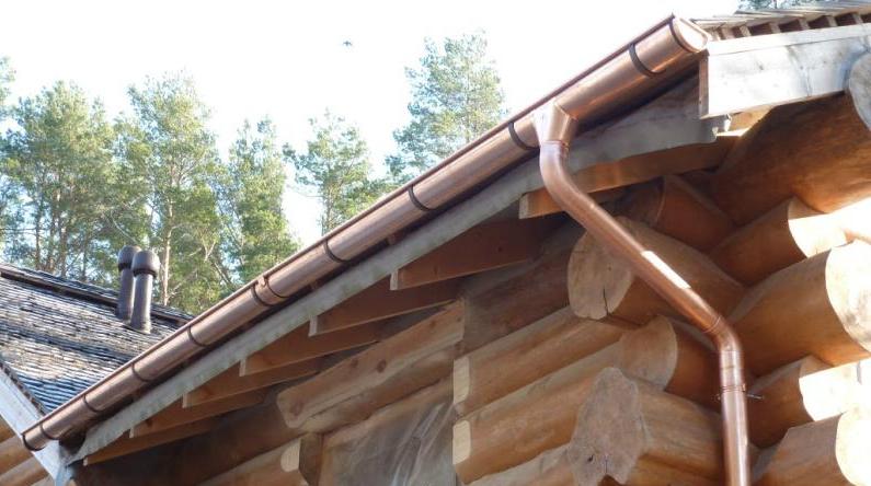 Бревенчатый дом среди сосен с медными водостоками Zambelli