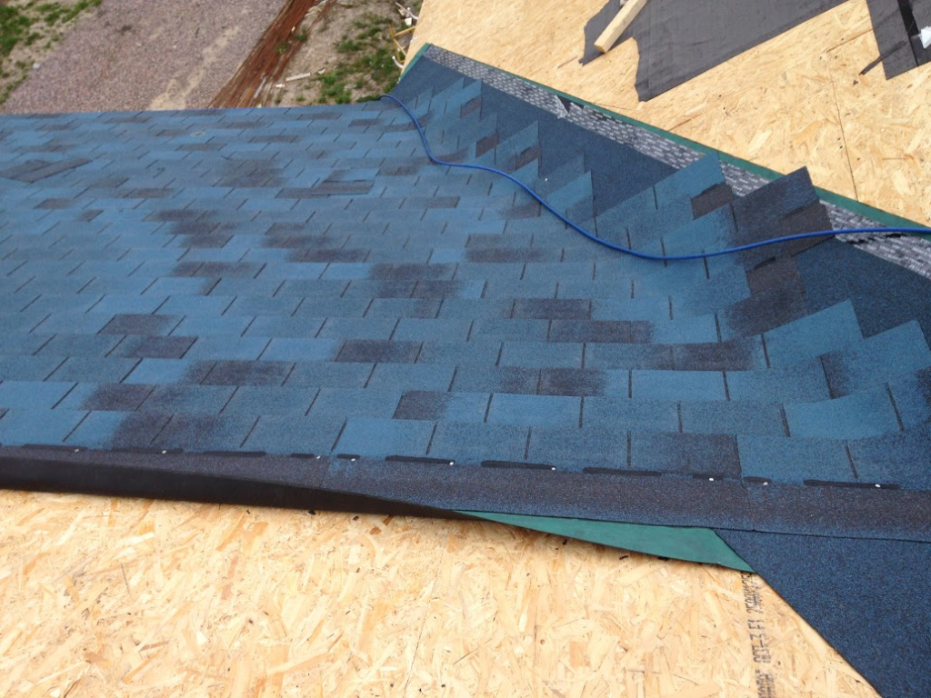 Белый кирпич и синяя битумная черепица: не дом, а мечта Белый кирпич и синяя битумная черепица: не дом, а мечта