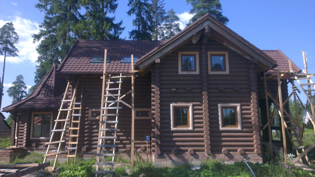 Солидный бревенчатый дом с кровлей из композитной черепицы Солидный бревенчатый дом с кровлей из композитной черепицы