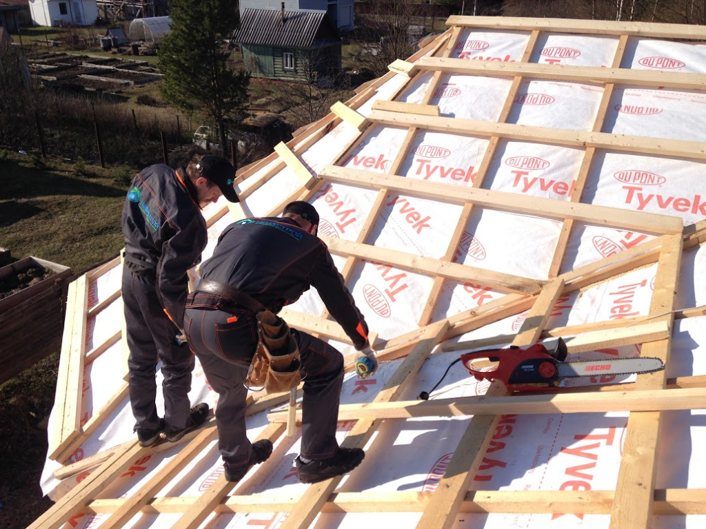 Дом из оцилиндрованного бревна с кровлей из битумной черепицы