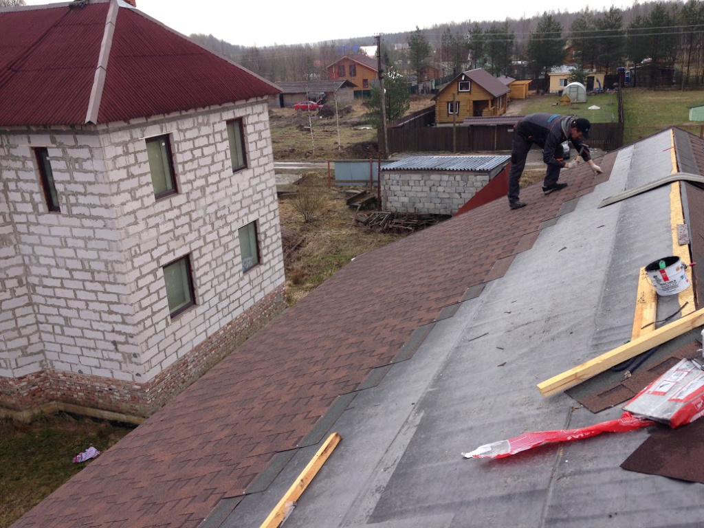 Дом из оцилиндрованного бревна с кровлей из битумной черепицы