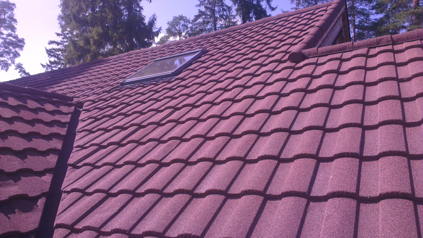 Солидный бревенчатый дом с кровлей из композитной черепицы Солидный бревенчатый дом с кровлей из композитной черепицы