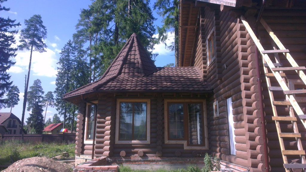 Солидный бревенчатый дом с кровлей из композитной черепицы Солидный бревенчатый дом с кровлей из композитной черепицы