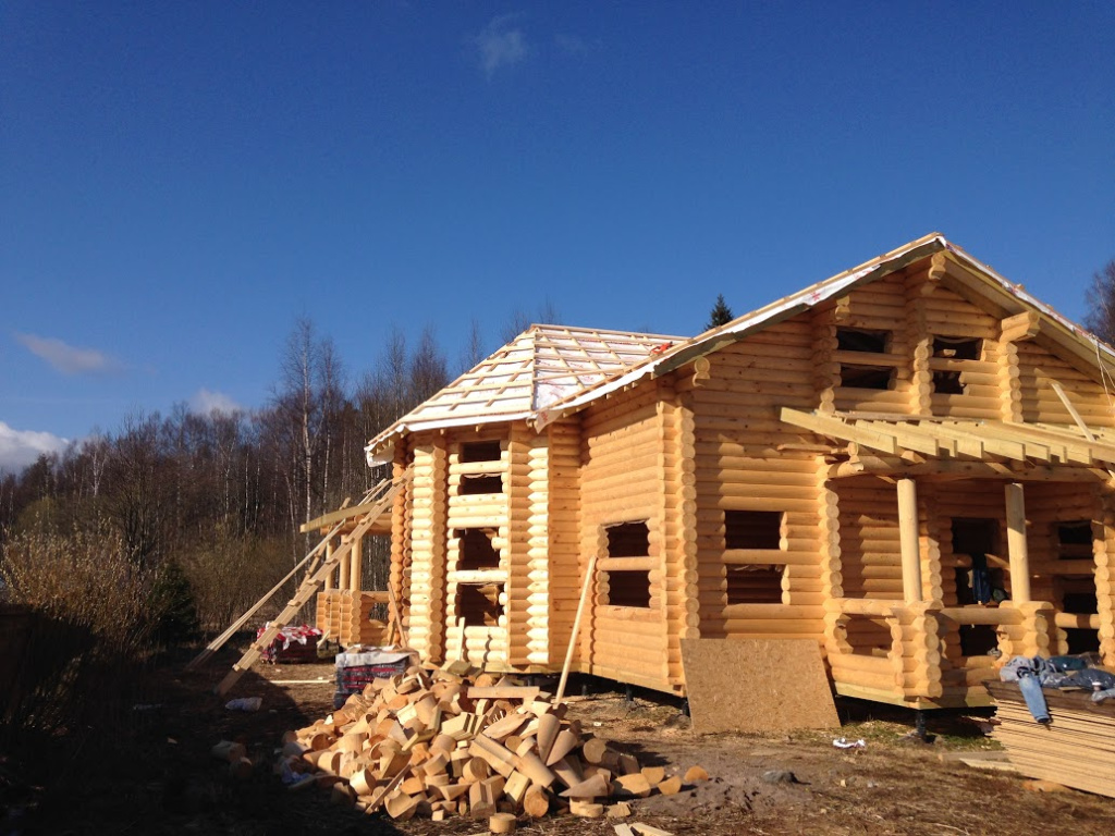 Дом из оцилиндрованного бревна с кровлей из битумной черепицы