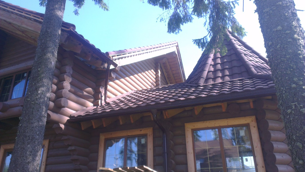 Солидный бревенчатый дом с кровлей из композитной черепицы Солидный бревенчатый дом с кровлей из композитной черепицы