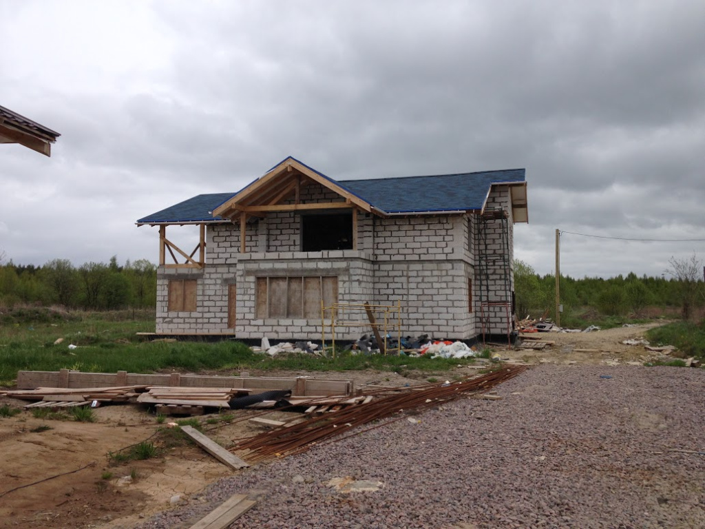 Белый кирпич и синяя битумная черепица: не дом, а мечта