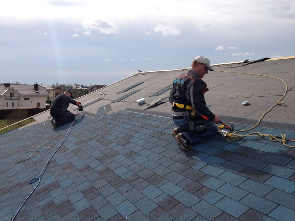 Белый кирпич и синяя битумная черепица: не дом, а мечта Белый кирпич и синяя битумная черепица: не дом, а мечта