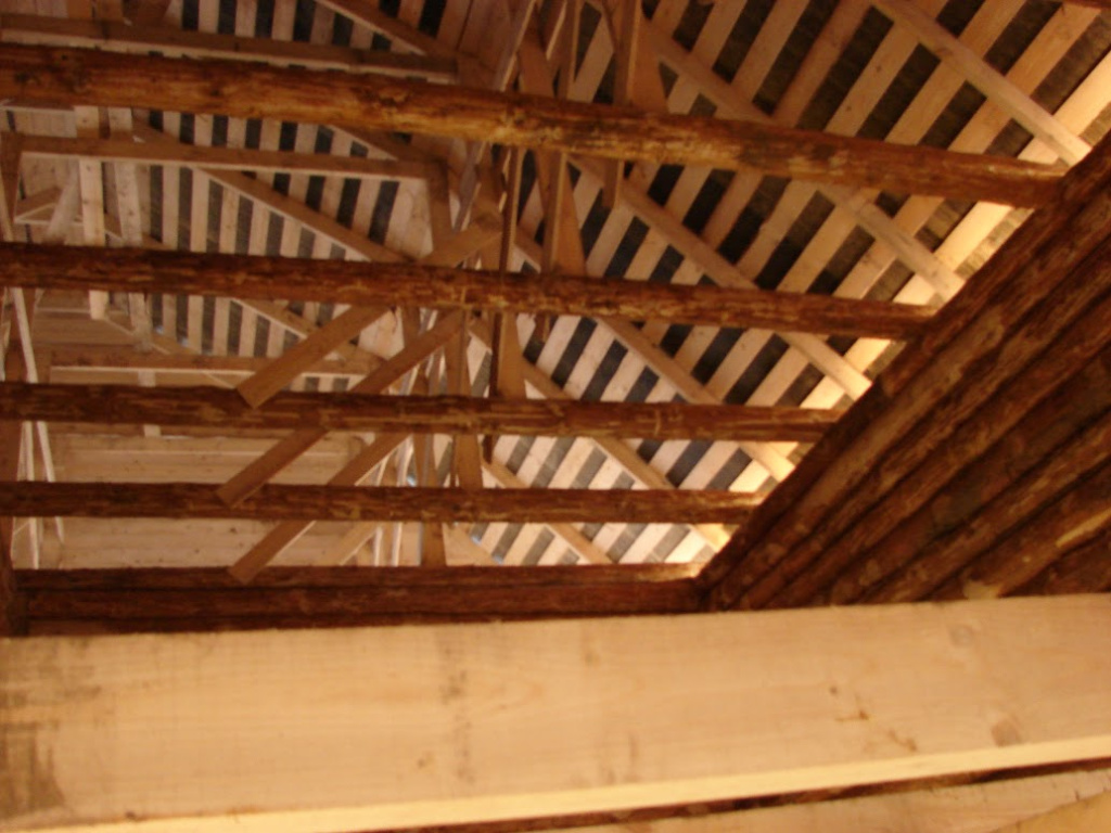 Хозяйственная постройка из бревен Хозяйственная постройка из бревен