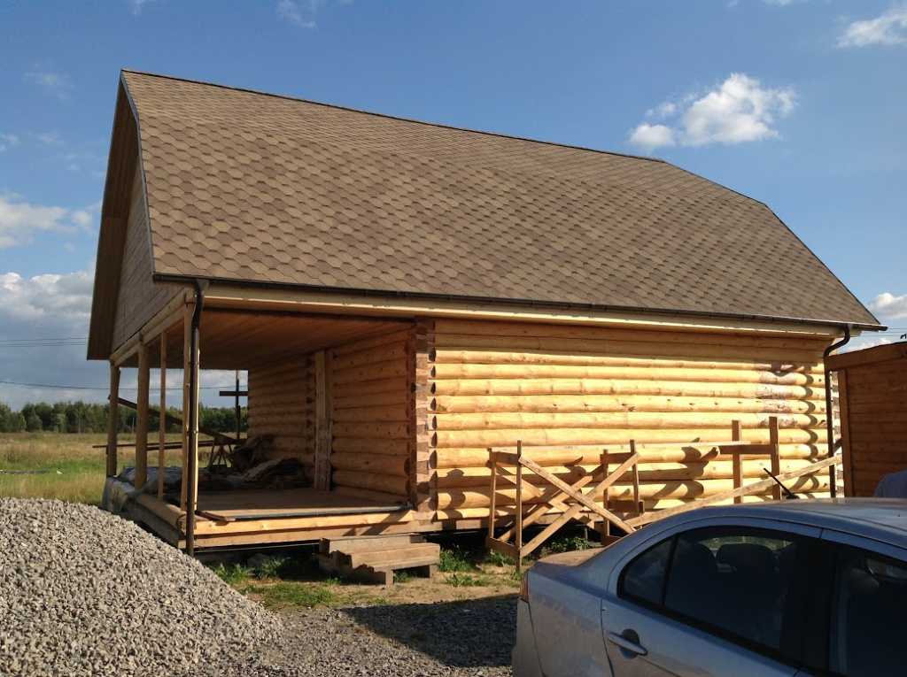 Хозяйственная постройка из бревен