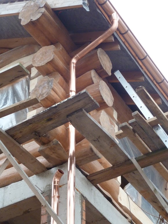 Бревенчатый дом среди сосен с медными водостоками Zambelli Бревенчатый дом среди сосен с медными водостоками Zambelli