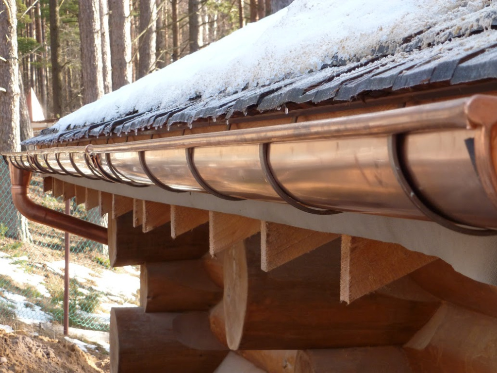 Бревенчатый дом среди сосен с медными водостоками Zambelli Бревенчатый дом среди сосен с медными водостоками Zambelli