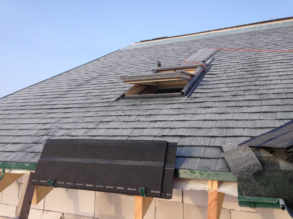 Загородный дом серые кирпичные стены под зеленой черепицей