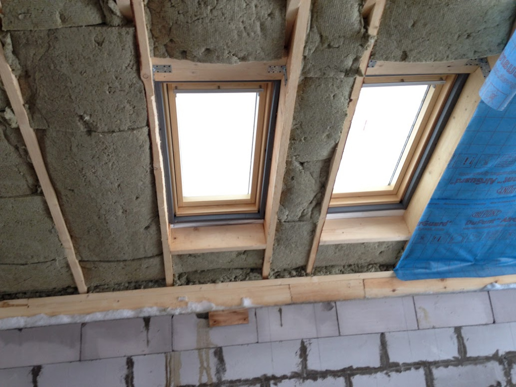 Загородный дом серые кирпичные стены под зеленой черепицей