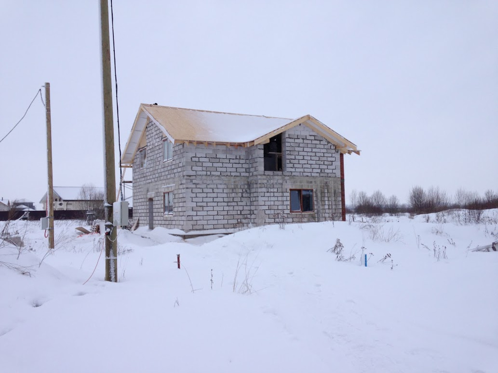 Загородный дом серые кирпичные стены под зеленой черепицей