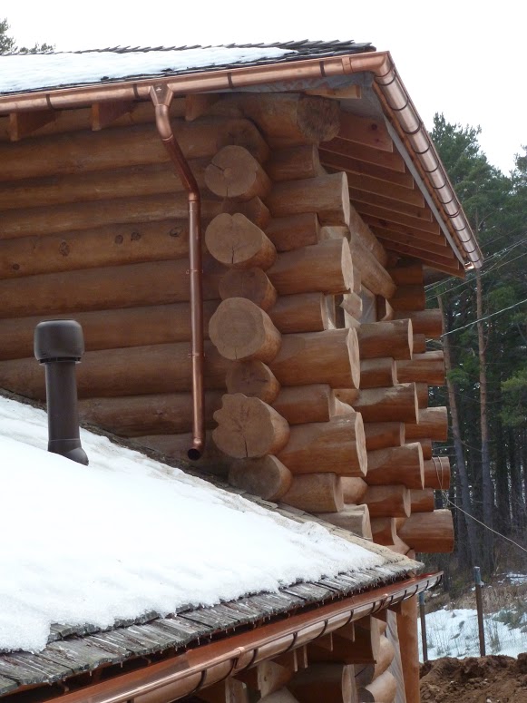 Бревенчатый дом среди сосен с медными водостоками Zambelli Бревенчатый дом среди сосен с медными водостоками Zambelli