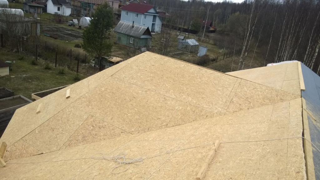 Дом из оцилиндрованного бревна с кровлей из битумной черепицы