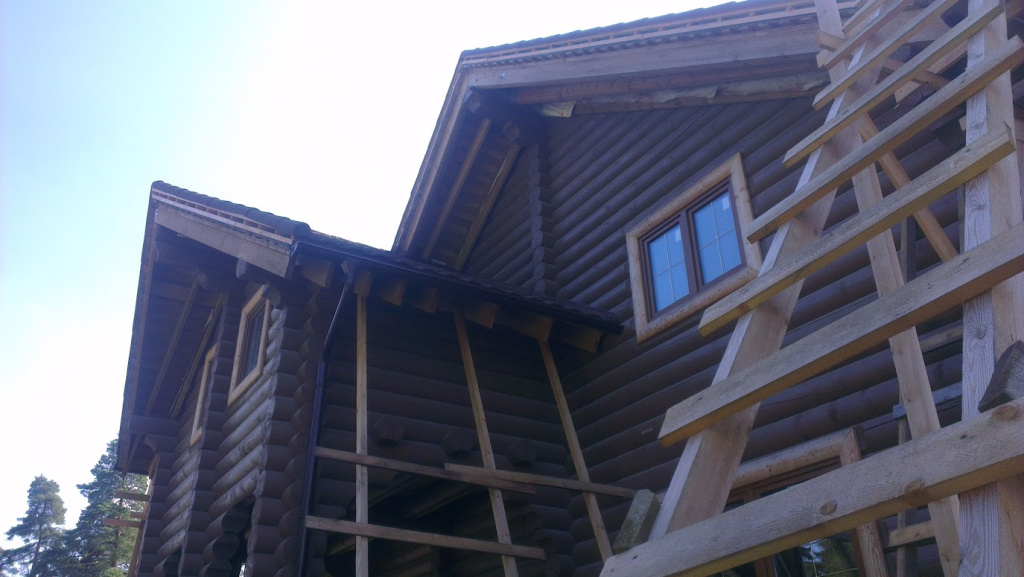 Солидный бревенчатый дом с кровлей из композитной черепицы Солидный бревенчатый дом с кровлей из композитной черепицы