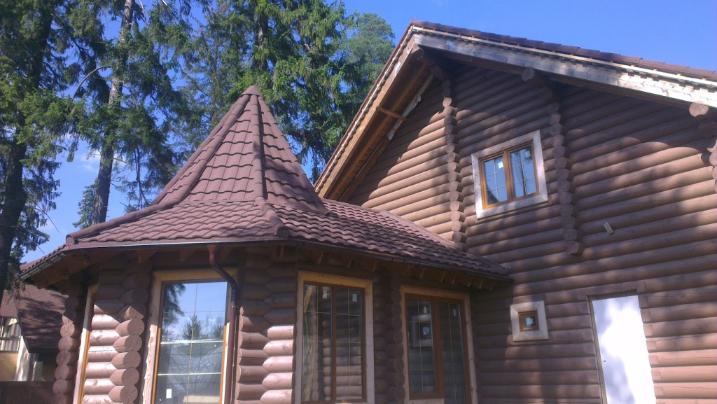 Солидный бревенчатый дом с кровлей из композитной черепицы Солидный бревенчатый дом с кровлей из композитной черепицы