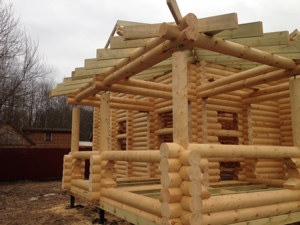 Дом из оцилиндрованного бревна с кровлей из битумной черепицы