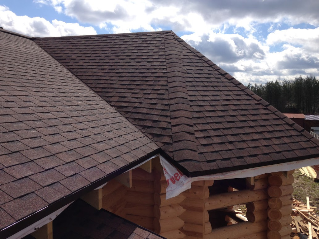 Дом из оцилиндрованного бревна с кровлей из битумной черепицы