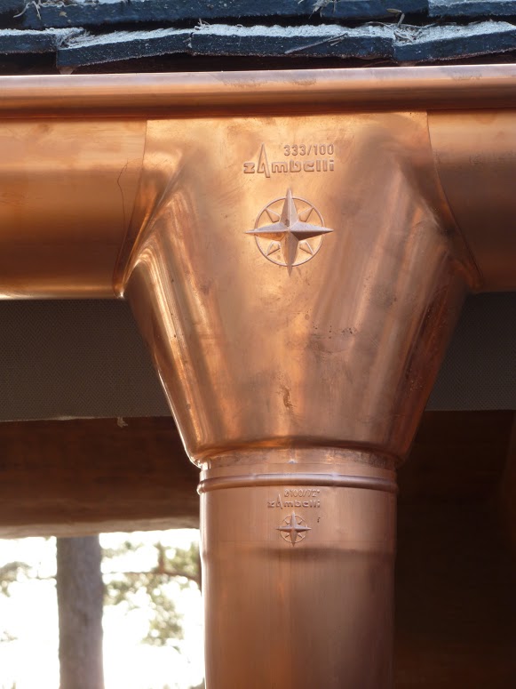 Бревенчатый дом среди сосен с медными водостоками Zambelli Бревенчатый дом среди сосен с медными водостоками Zambelli